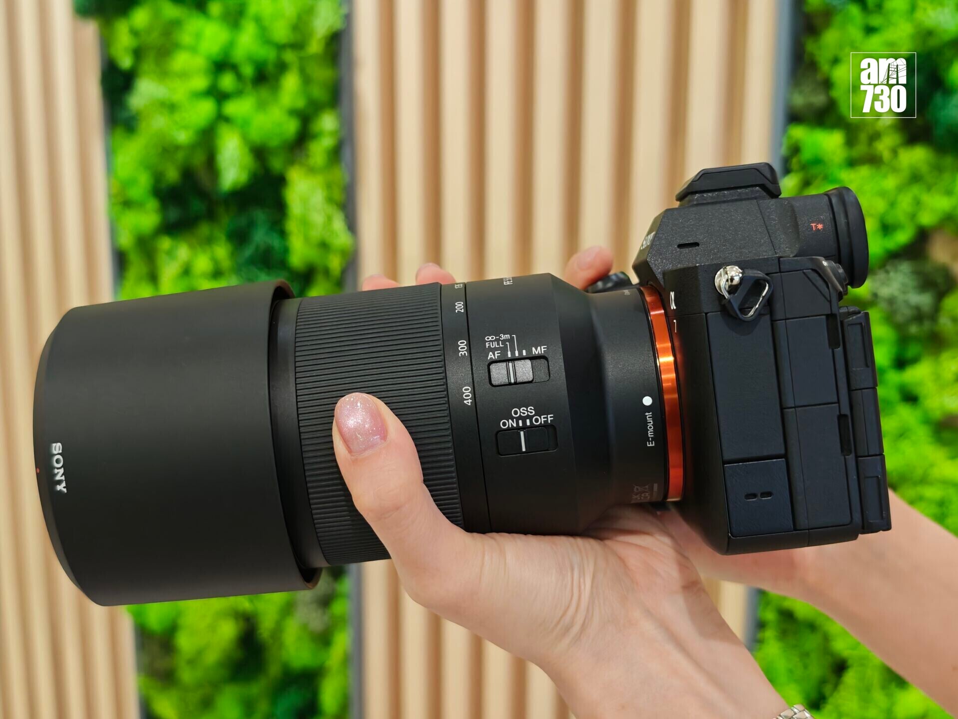 Sony SEL100400鏡頭上有多個操作按鍵。