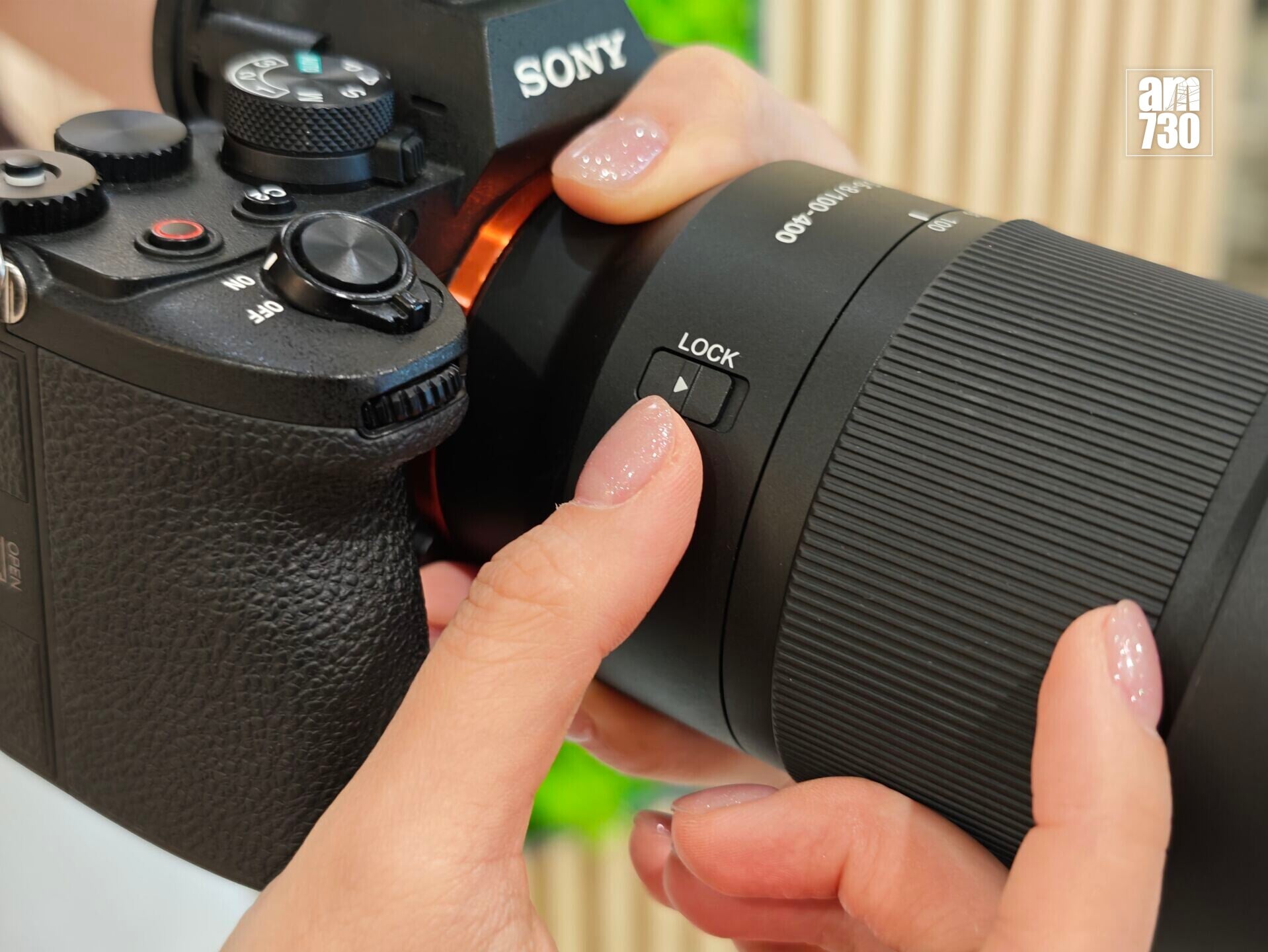 Sony SEL100400新增變焦鎖定切換。