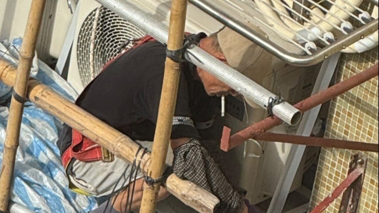 地盤禁煙近3周，竹園南邨男工棚架上吸煙開工，遭網民炮轟。(FB/黃大仙區友(黃大仙，新蒲崗，鑽石山，慈雲山......))