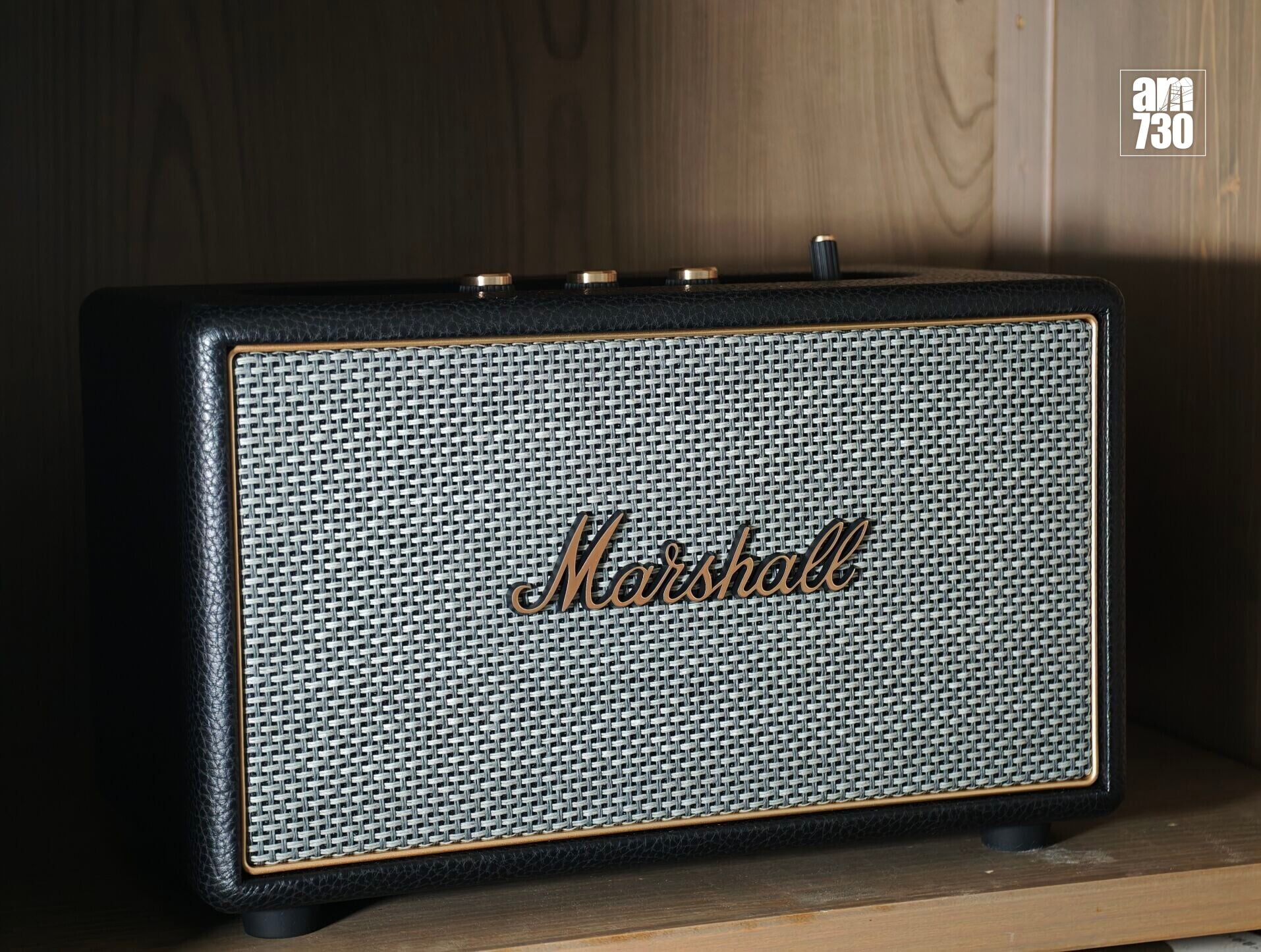 Marshall Acton IV黑色喇叭帶來經典造型,黃銅色Marshall品牌相當吸睛。