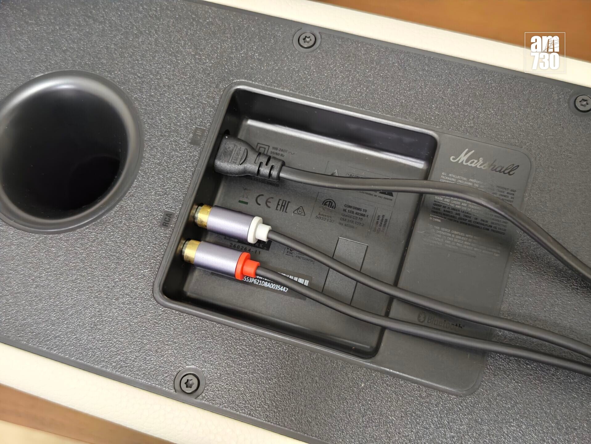 喇叭底部連接電源線及RCA線。