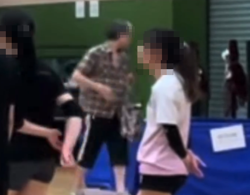 有女網民於粉嶺和興體育館打排球期間,抹汗放下毛巾不久後,被一名陌生男子取走。(Threads)