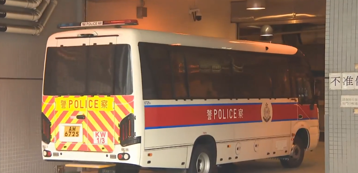 尖沙咀一樓上酒吧上月26日凌晨發生毆打事件,32歲姓楊男商人疑他人發生爭執,被圍毆致頭部重創,搶救6日不治。涉案40歲黑幫和勝和頭目「左口」及男經理分別被控謀殺及協助罪犯罪名,今早在九龍城裁判法院首次提堂(有線新聞畫面)
