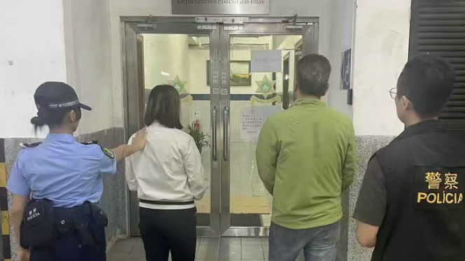 一對香港夫婦兩個多月前在澳門的士上涉拾獲他人遺留的相機並據為己有。澳門治安警接報調查後，本月2日在港珠澳大橋澳門口岸截獲涉案港人夫婦，兩人供認因一時貪心犯案。(網上圖片)