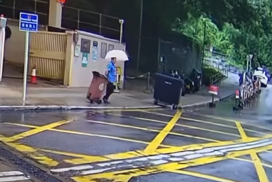 客貨車在黃大仙中心北館停車場入口方向駛至,期間懷疑因天雨路滑突然在停車場外雙白線及黃格仔跣胎「甩尾」掉頭。當時一名清潔女工一邊手撐雨傘,另一邊拖着垃圾桶,正踏出行人路準備過馬路。她差點被客貨車撞倒,登時嚇得停下腳步,最後目送客貨車駛走。(車cam L(香港群組))