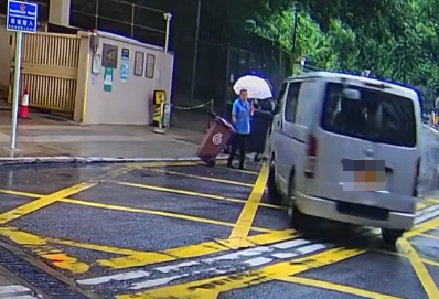 客貨車在黃大仙中心北館停車場入口方向駛至,期間懷疑因天雨路滑突然在停車場外雙白線及黃格仔跣胎「甩尾」掉頭。當時一名清潔女工一邊手撐雨傘,另一邊拖着垃圾桶,正踏出行人路準備過馬路。她差點被客貨車撞倒,登時嚇得停下腳步,最後目送客貨車駛走。(車cam L(香港群組))