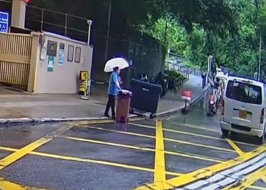 客貨車在黃大仙中心北館停車場入口方向駛至,期間懷疑因天雨路滑突然在停車場外雙白線及黃格仔跣胎「甩尾」掉頭。當時一名清潔女工一邊手撐雨傘,另一邊拖着垃圾桶,正踏出行人路準備過馬路。她差點被客貨車撞倒,登時嚇得停下腳步,最後目送客貨車駛走。(車cam L(香港群組))