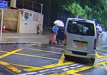 客貨車在黃大仙中心北館停車場入口方向駛至,期間懷疑因天雨路滑突然在停車場外雙白線及黃格仔跣胎「甩尾」掉頭。當時一名清潔女工一邊手撐雨傘,另一邊拖着垃圾桶,正踏出行人路準備過馬路。她差點被客貨車撞倒,登時嚇得停下腳步,最後目送客貨車駛走。(車cam L(香港群組))