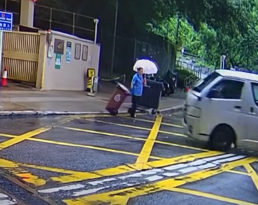 客貨車在黃大仙中心北館停車場入口方向駛至,期間懷疑因天雨路滑突然在停車場外雙白線及黃格仔跣胎「甩尾」掉頭。當時一名清潔女工一邊手撐雨傘,另一邊拖着垃圾桶,正踏出行人路準備過馬路。她差點被客貨車撞倒,登時嚇得停下腳步,最後目送客貨車駛走。(車cam L(香港群組))