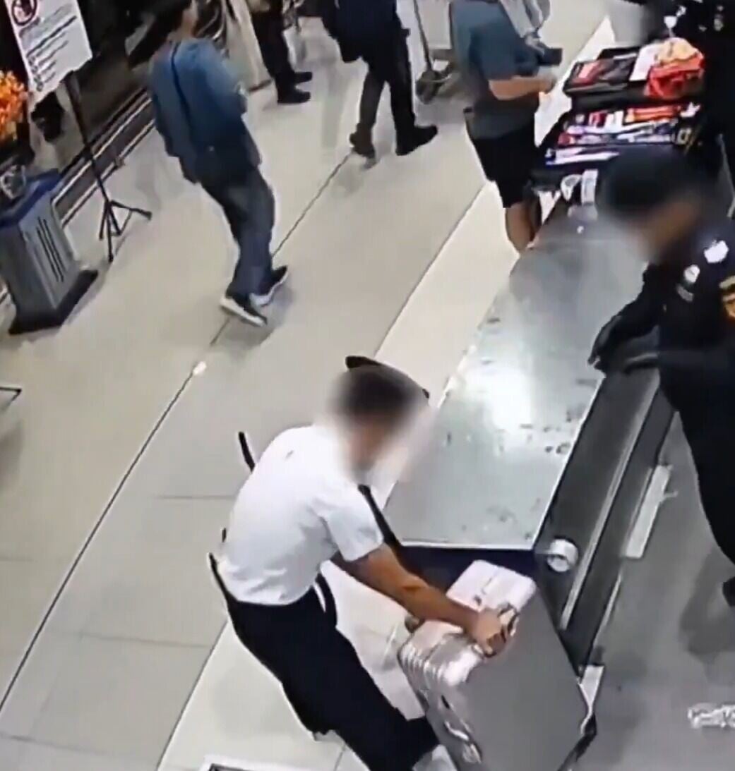 海關在涉案機師行李內查獲大量毒品,包括約26公斤的7萬多顆Fing頭丸,以及4公克安非他命