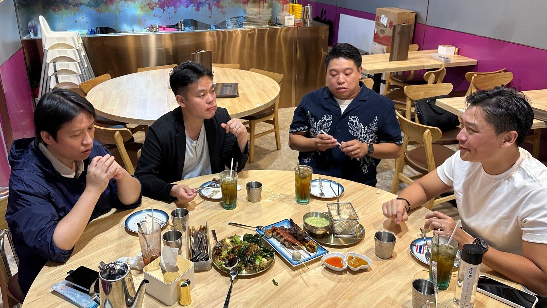 鄭泳舜 (右一)建議進一步加強票尾優惠的宣傳。