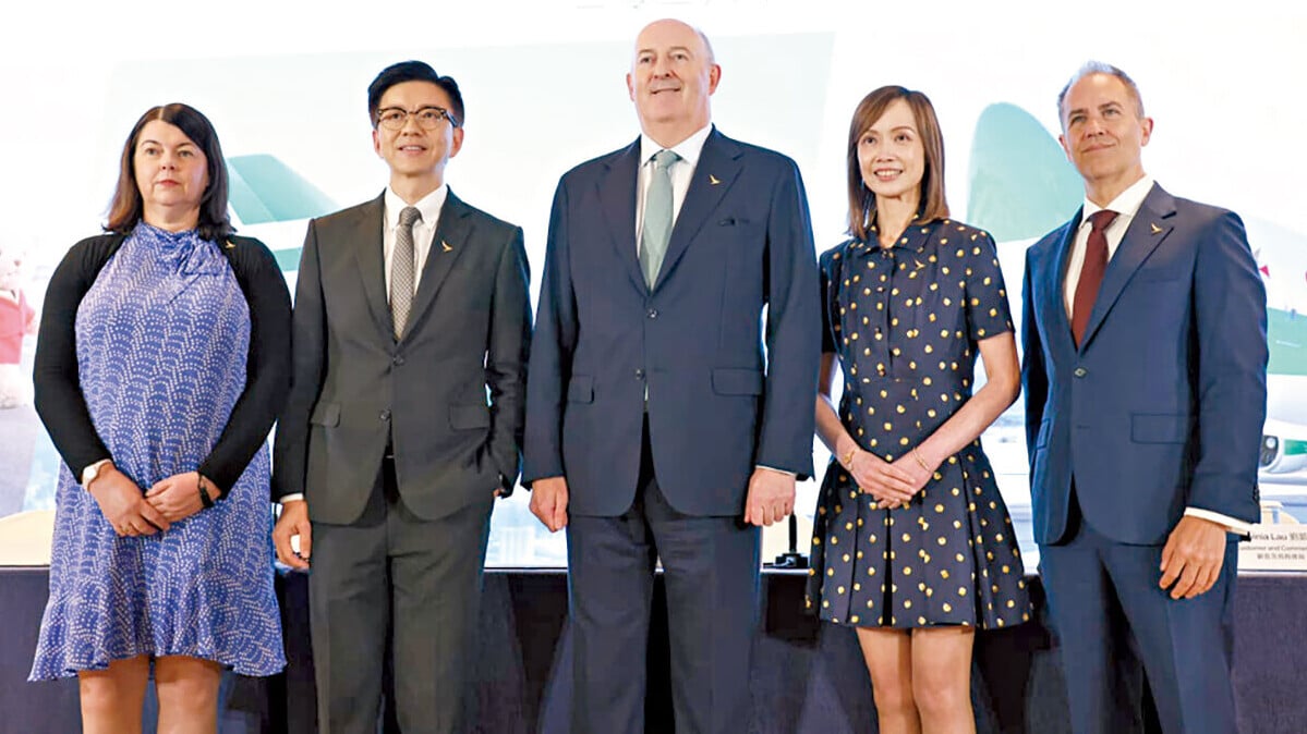 國泰行政總裁林紹波(左二)預期，下半年航空燃油價格仍然波動。