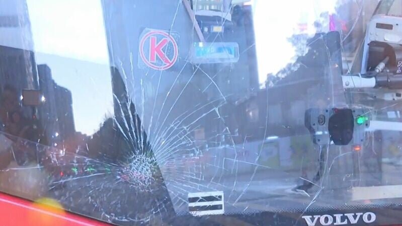旺角躁漢疑錯過九巴，闖馬路要求上車被拒，打爆擋風玻璃逃逸。(有線新聞截圖)