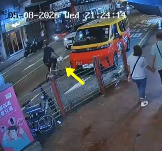 灰色車突然快速倒車撞向後方兩輛私家車,造成3車相撞,一名騎單車男子亦險被倒車撞到。(FB/車cam L(香港群組))
