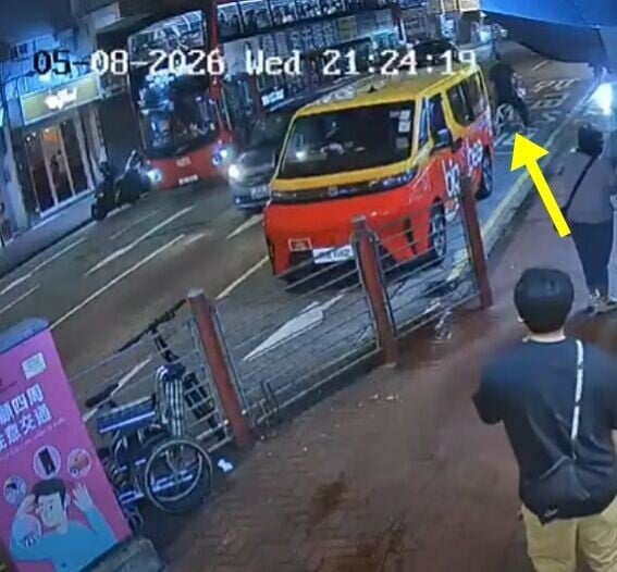 灰色車突然快速倒車撞向後方兩輛私家車,造成3車相撞,一名騎單車男子亦險被倒車撞到。(FB/車cam L(香港群組))
