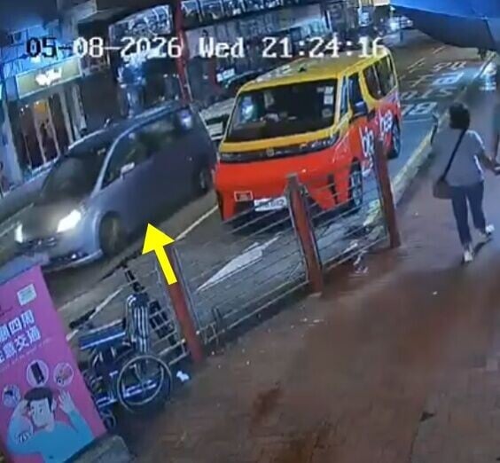 灰色車突然快速倒車撞向後方兩輛私家車,造成3車相撞,一名騎單車男子亦險被倒車撞到。(FB/車cam L(香港群組))
