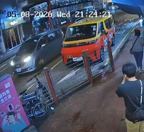灰色車隨後不顧而去,單車男立即追上前疑喝罵洩忿。(FB/車cam L(香港群組))