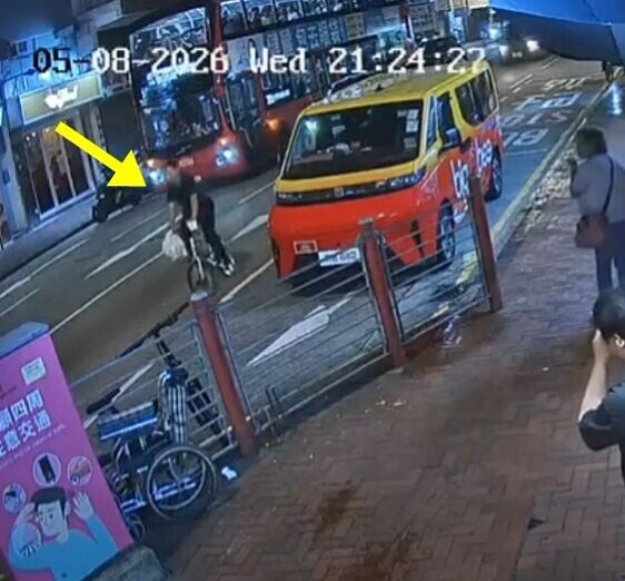 灰色車隨後不顧而去,單車男立即追上前疑喝罵洩忿。(FB/車cam L(香港群組))