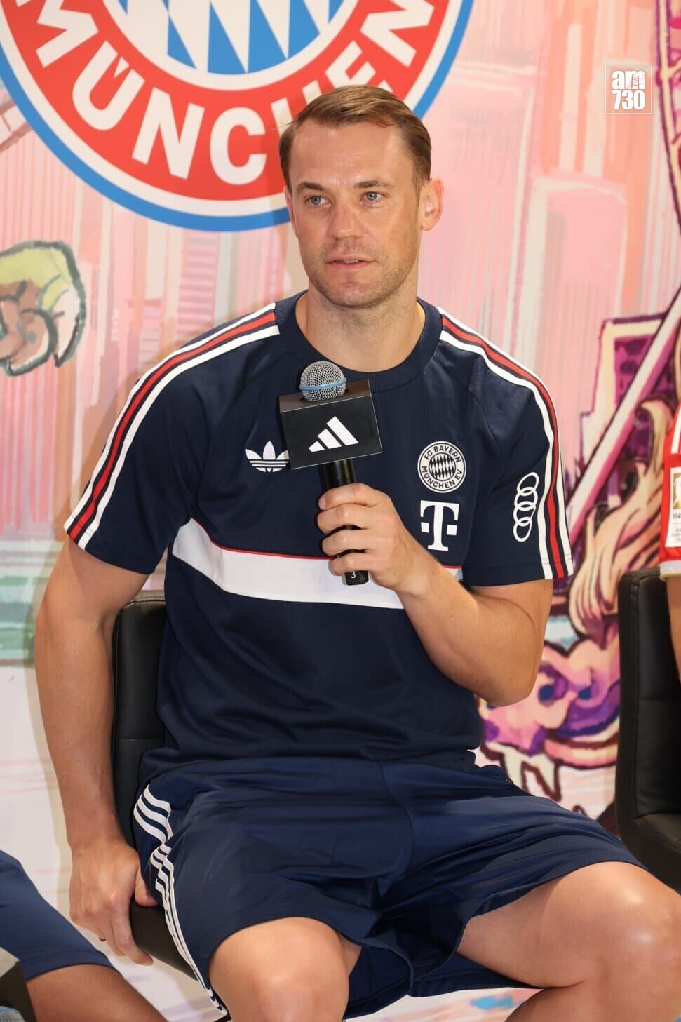 拜仁慕尼黑門將紐亞(Manuel Neuer)直言會繼續參與球隊後場組織。(周令知攝)