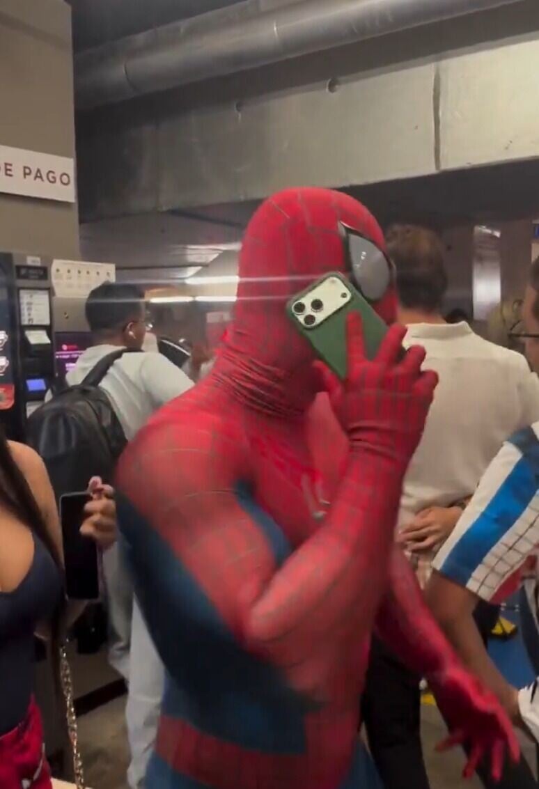 一名COSPLAY蜘蛛俠的觀眾打電話求助