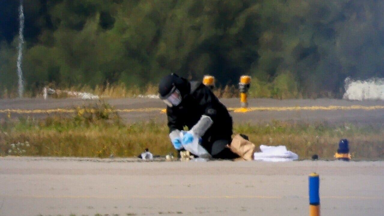 德國萊比鍚/哈勒機場出現攜炸彈無人機，專家到場移除了引爆器。（路透）