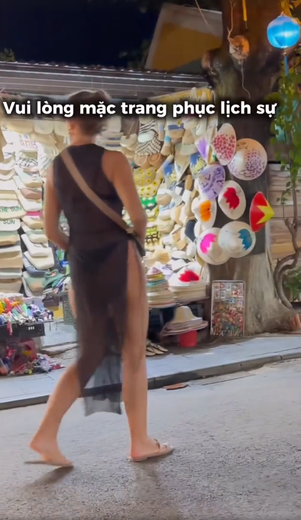 穿透視高衩裙逛越南古蹟