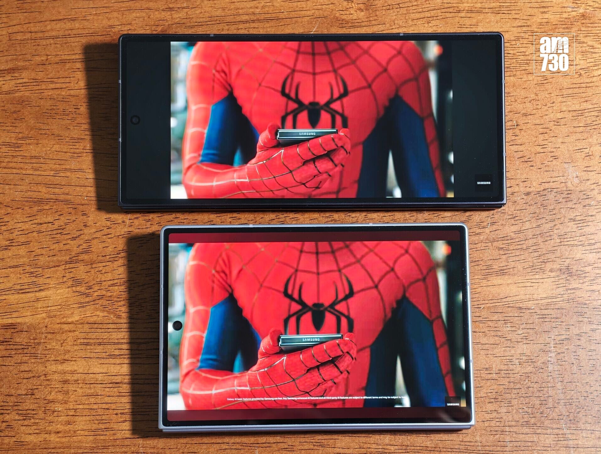 Galaxy Z Fold8(下)與Z Fold8 Ultra(上)外屏橫倒對比。