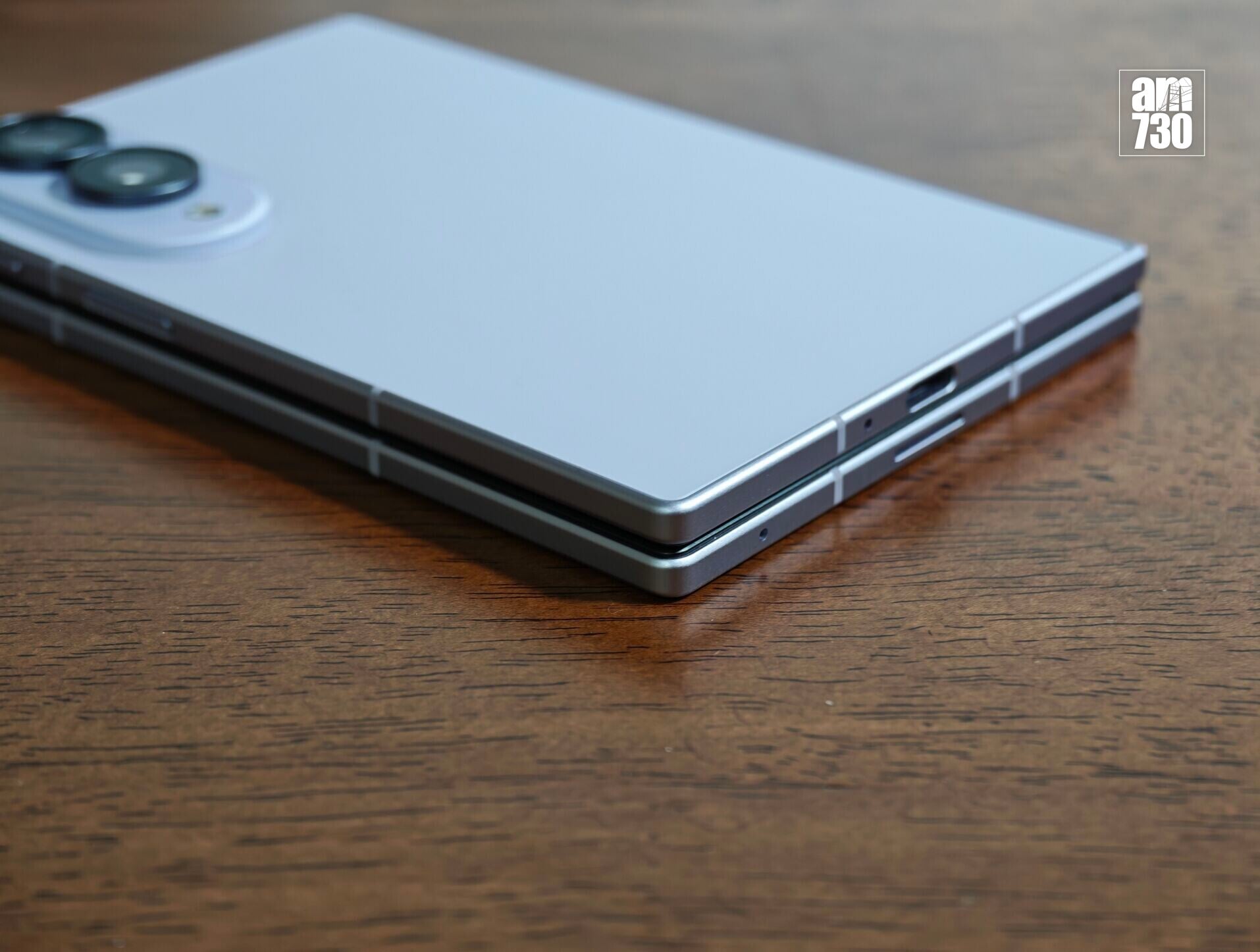 Galaxy Z Fold8摺合起上來仍相當纖薄。