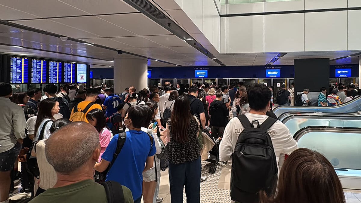 機場旅客捷運系統因石屎剝落，班次周四早上一度調整，大批旅客聚集月台候車。(FB網民Hinson Wong圖片)