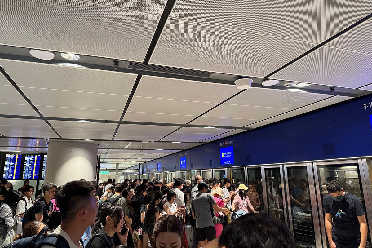機場旅客捷運系統班次周四早上一度調整,大批旅客聚集月台候車。(Threads用戶kumavxvxv 圖片)