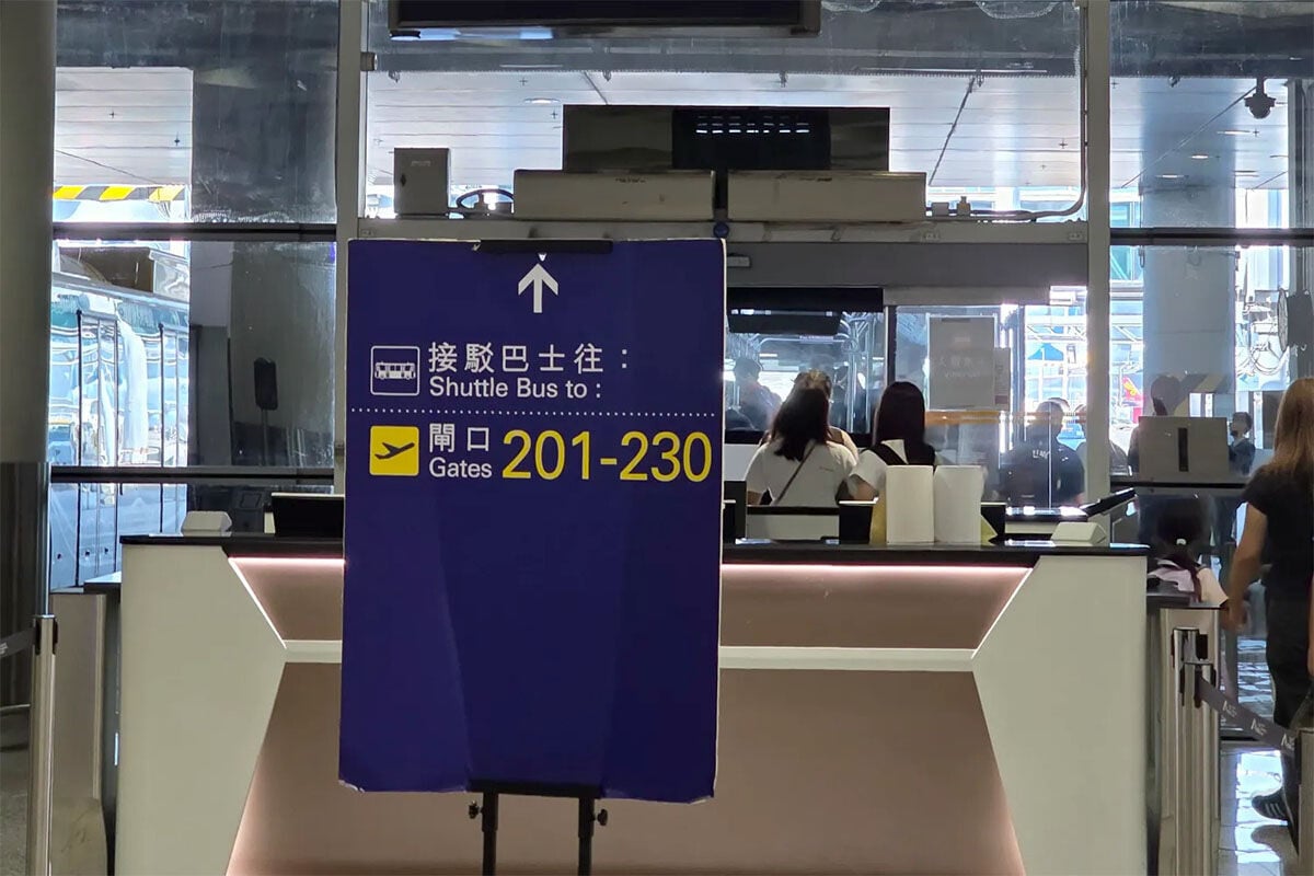 機場旅客捷運系統周四早上有石屎剝落,前往中場客運廊的旅客要改乘巴士。(Threads用戶gloria_809hk圖片)