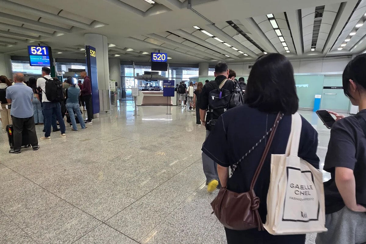 機場旅客捷運系統周四早上有石屎剝落,前往中場客運廊的旅客要改乘巴士。(Threads用戶gloria_809hk圖片)