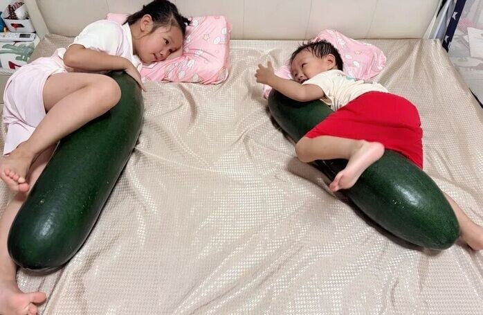 抱冬瓜睡覺消暑