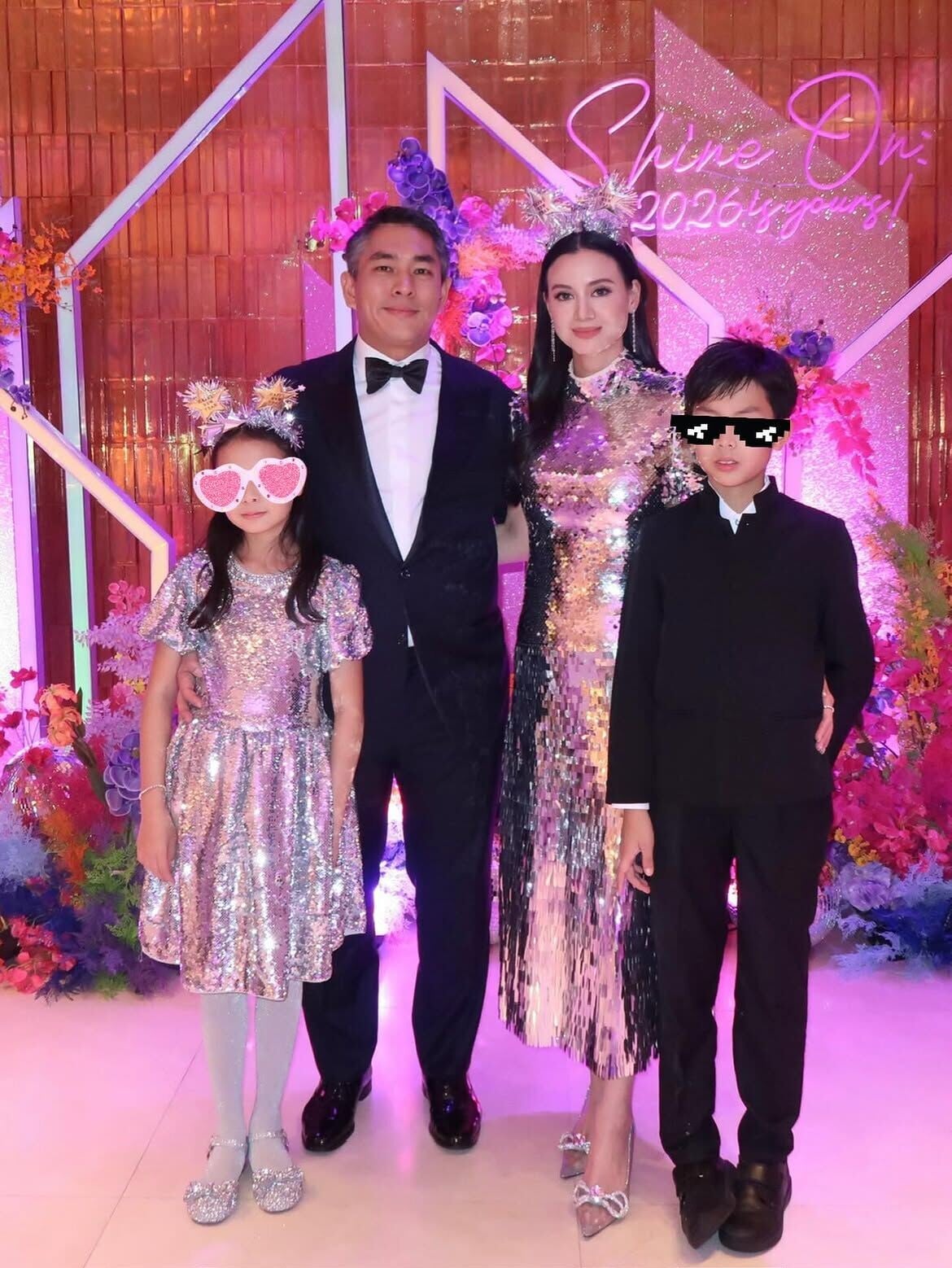 Wishing everyone an amazing 2026 🥳Ringing in the new years 🎉🪩🍾🥂 in our favorite matching Mo