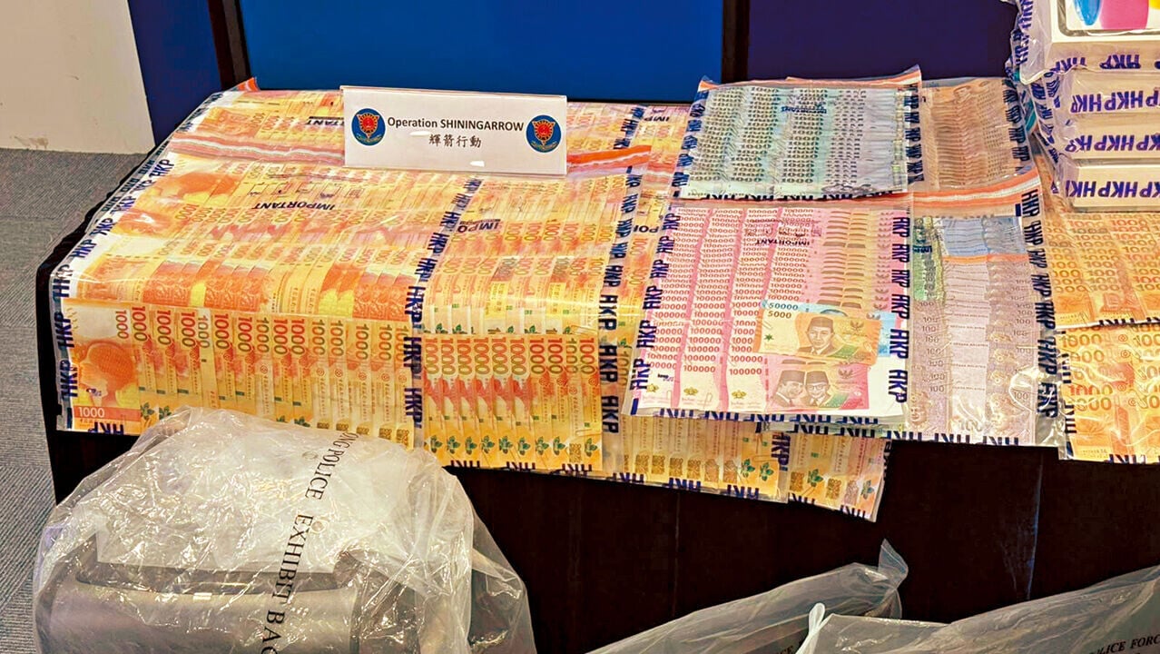 探員於營運中心檢獲194萬元現金。
