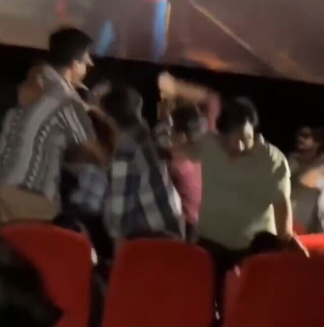 4名觀眾當場圍毆劇透男子,場面陷入一片混亂,導致放映被迫中斷。(X)