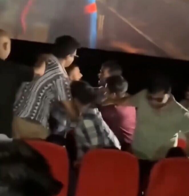 4名觀眾當場圍毆劇透男子,場面陷入一片混亂,導致放映被迫中斷。(X)