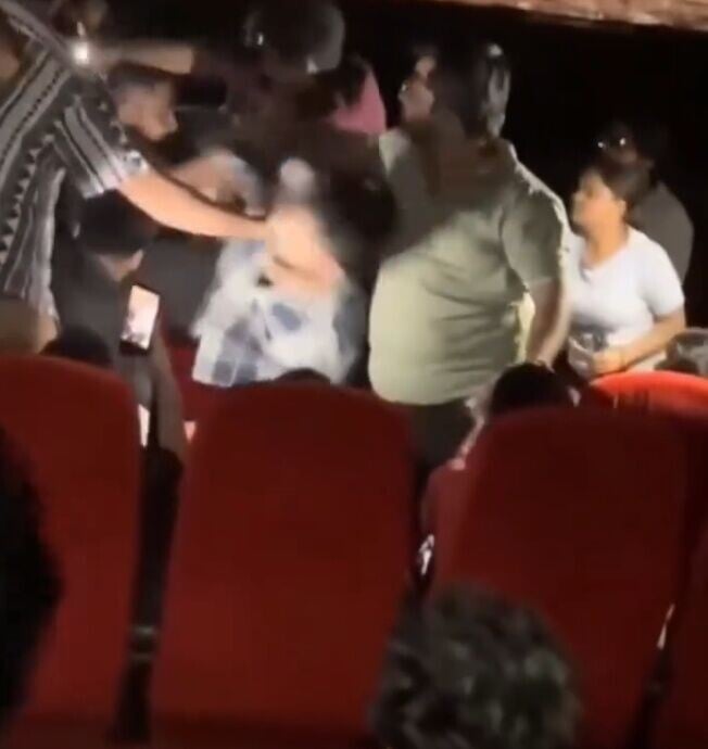 4名觀眾當場圍毆劇透男子,場面陷入一片混亂,導致放映被迫中斷。(X)