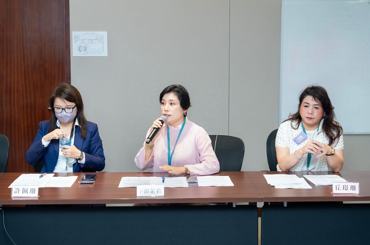2a. 圖片二: 交流會上,金紫荊女企業家協會永遠榮譽首席會長兼監事長辛彭芷君博士就《建議書》核心議題與議員進行熱烈探討。