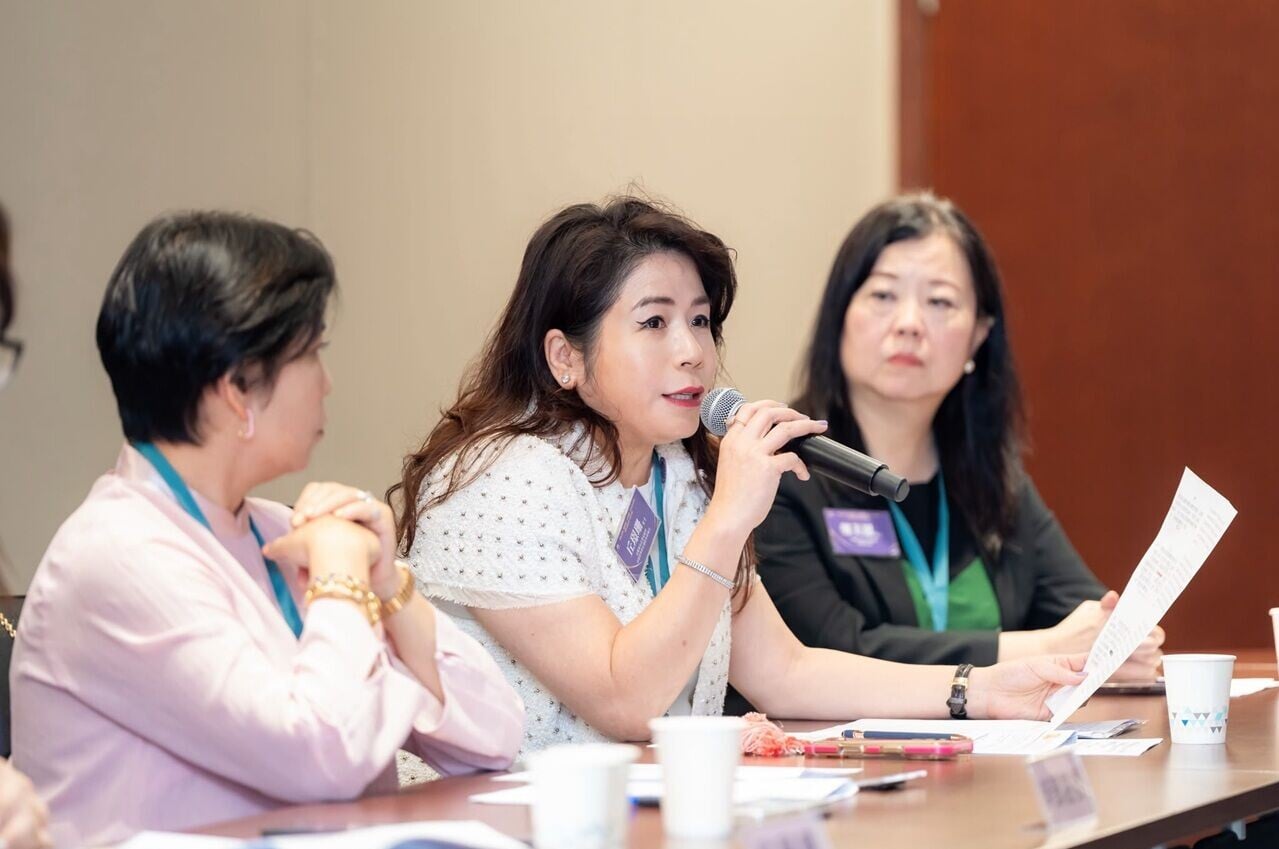 2d. 圖片二: 交流會上,金紫荊女企業家協會永遠榮譽會長兼監事會成員 丘璟珊女士就《建議書》核心議題與議員進行熱烈探討。