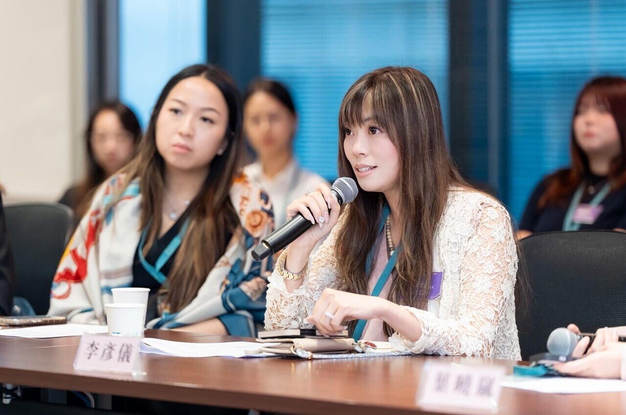 2f. 圖片二: 交流會上,金紫荊女企業家協會管理層、執委及青委代表就《建議書》核心議題與議員進行熱烈探討。