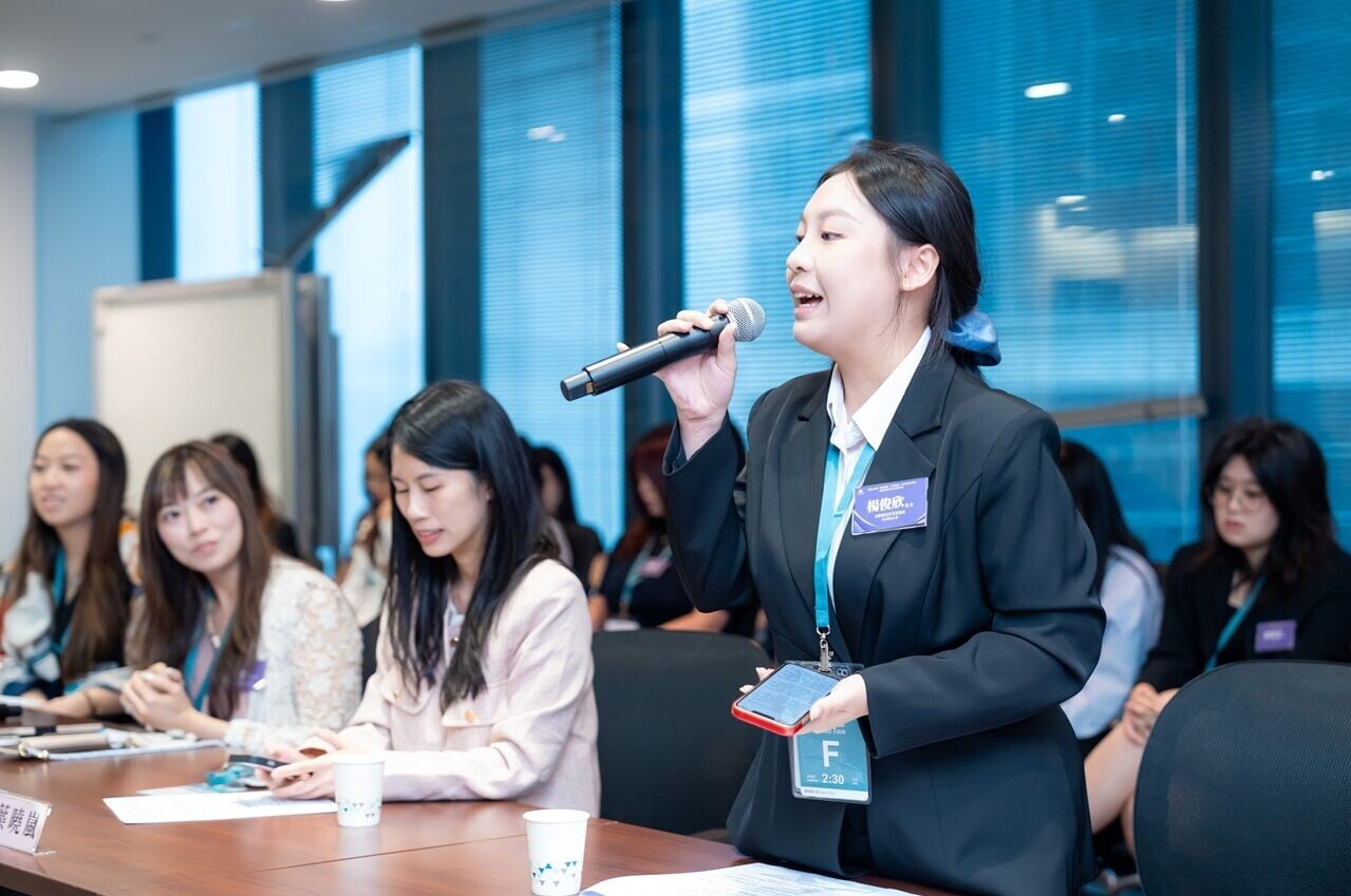 2h. 圖片二: 交流會上,金紫荊女企業家協會管理層、執委及青委代表就《建議書》核心議題與議員進行熱烈探討。