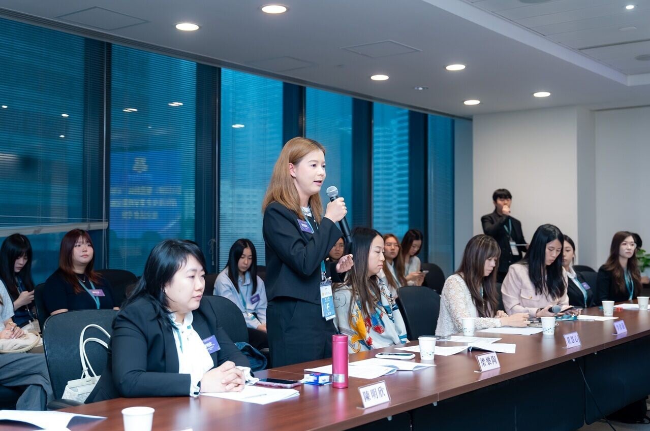 2i. 圖片二: 交流會上,金紫荊女企業家協會管理層、執委及青委代表就《建議書》核心議題與議員進行熱烈探討。