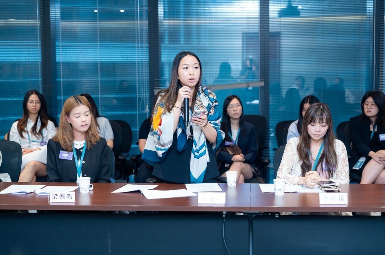 2j. 圖片二: 交流會上,金紫荊女企業家協會管理層、執委及青委代表就《建議書》核心議題與議員進行熱烈探討。