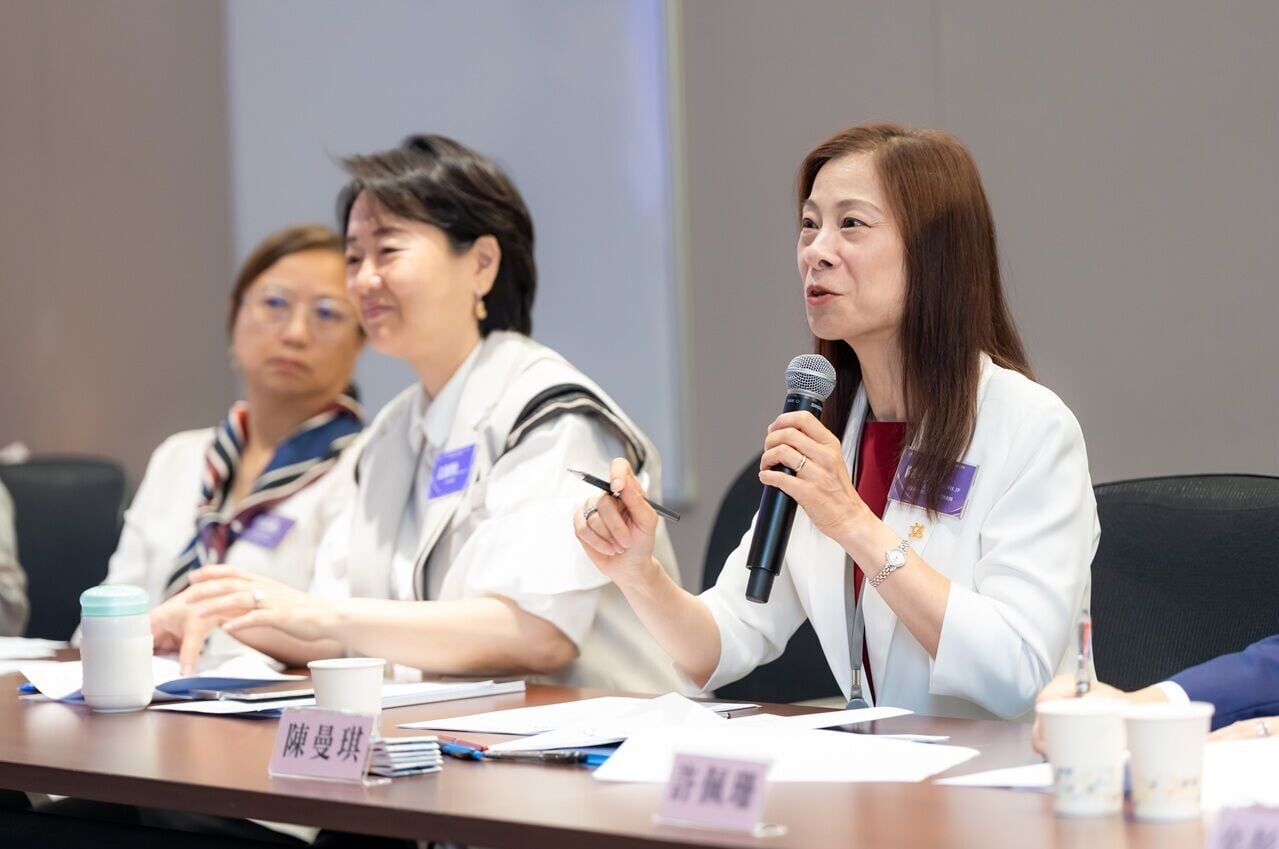 3a. 圖片三: 港區全國人大代表陳曼琪立法會議員, MH, JP與金紫荊女企業家協會青年委員會代表及「Golden B」得獎者進行政策交流。