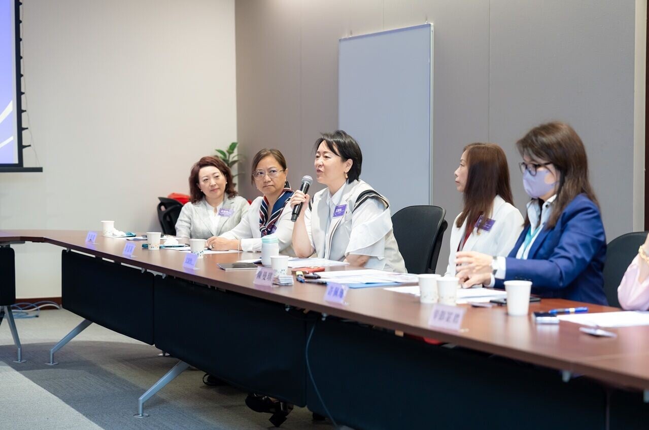 3b. 圖片三: 港區全國人大代表文頴怡立法會議員, BBS, JP 與金紫荊女企業家協會青年委員會代表及「Golden B」得獎者進行政策交流。