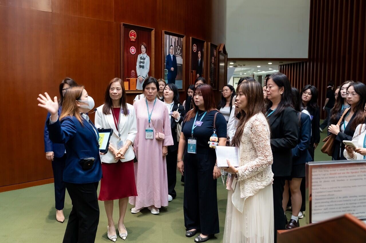圖片四: 陳曼琪立法會議員, MH, JP 親自帶領金紫荊女企業家協會一行參觀立法會綜合大樓議事廳,介紹立法會運作及參政心得。