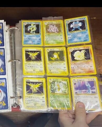 這批收藏幾乎都是1990年代初代Pokémon卡牌。(Reddit)