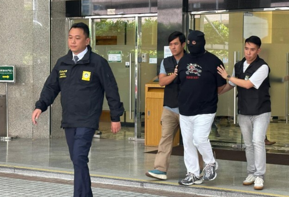 澳門氹仔周三(8月5日)晚上發生殺人未遂血案,一名內地中年女子疑因感情糾紛,於酒店外遭其內地男友亂刀狂斬,頭、頸、下顎及雙手等多處被割傷,目前仍留醫,情況穩定,目前受到藥物影響仍未清醒。41歲內地男嫌疑人涉嫌觸犯殺人未遂及持有禁用武器罪,已被移送檢察院偵辦。(網上圖片)