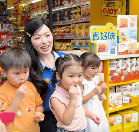 馮盈盈擔任真好城「一日店長」
